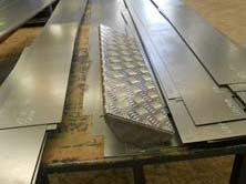 Escalón de aluminio estampado